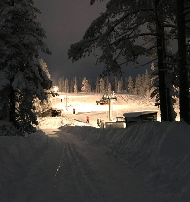 lilla skidbacken på området